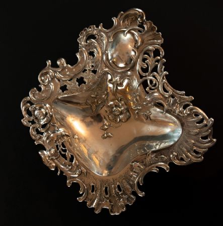 Art Nouveau centerpiece in silver
    
